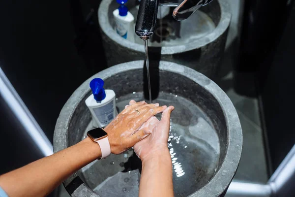 Mujer lavándose las manos para protegerse contra el coronavirus — Foto de Stock