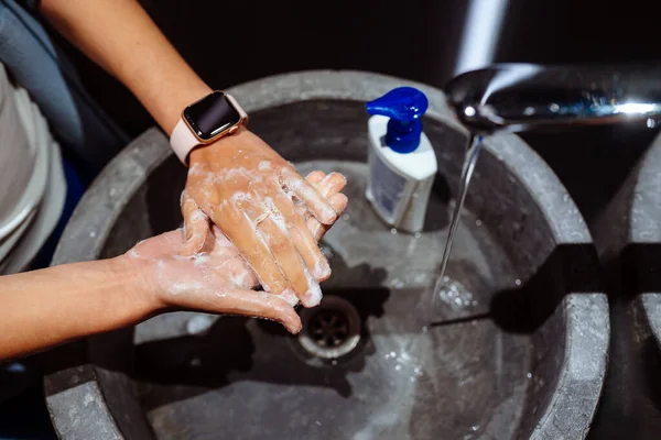 Vrouw handen wassen om te beschermen tegen het coronavirus — Stockfoto