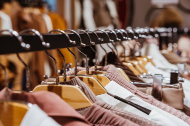 Gösteride askılarda moda kıyafetleri