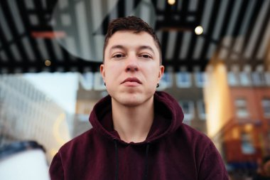 Yakışıklı bir adam açık bir kafede takılıyor.