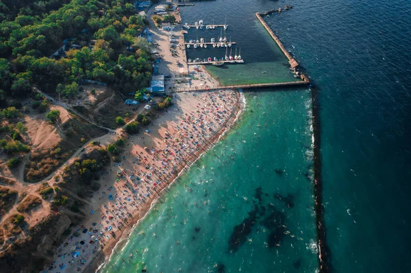 Widok z powietrza na tłum ludzi na plaży — Zdjęcie stockowe