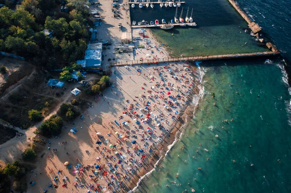 Vista aérea de la multitud de personas en la playa — Foto de Stock