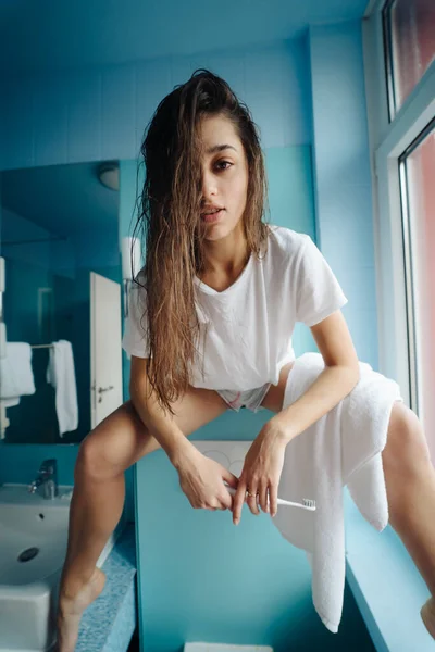 Hermosa, mujer joven en el baño se está divirtiendo —  Fotos de Stock