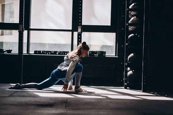 Retrato de una joven atractiva haciendo ejercicio de yoga o pilates —  Fotos de Stock