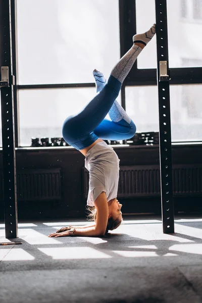 Yoga ya da pilates yapan çekici genç bir kadının portresi.