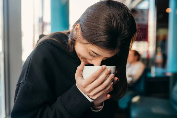 Primer plano retrato de bonita hembra bebiendo café. — Foto de Stock