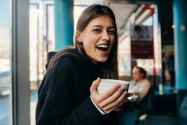 Gros plan portrait de jolies femmes buvant du café. — Photo