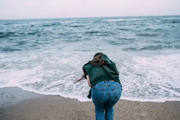 Woma dispara em um smartphone as ondas do mar — Fotografia de Stock