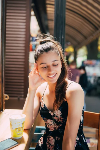 Attrayant jeune femme caucasienne assis dans la rue café — Photo