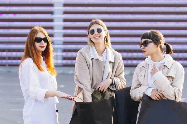 Jonge vrouwen op zoek naar iets in je tassen — Stockfoto