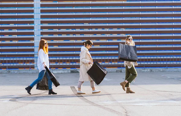 Alışveriş çantalı genç kadınlar sokakta yürüyor.. — Stok fotoğraf