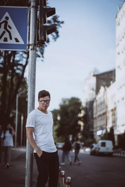 Guy stand on the city street, look camera and around — Stock Photo, Image