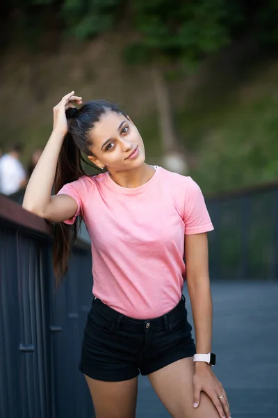 Summer lifestyle fashion portrait of young stylish woman — Stock Photo, Image