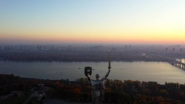 Ukrayna 'nın başkenti Kiev' deki Anavatan Anıtı.