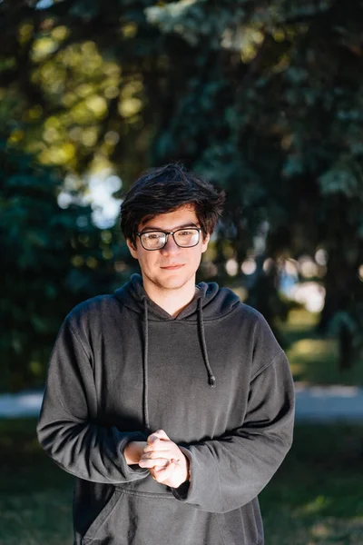 Porträtt av glad ung manlig student med glasögon i casual outfit — Stockfoto