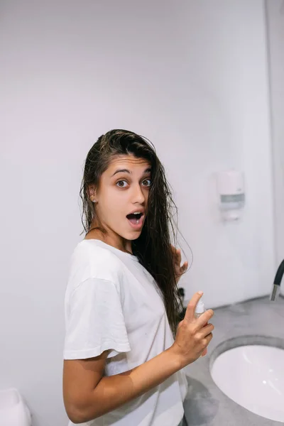 Porträt der jungen Schönen überrascht Frau im Badezimmer — Stockfoto