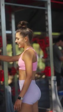 Formda bir kadın antrenman yapıyor, kararlılık ve zindelik gösteriyor. Spor temaları için mükemmel.