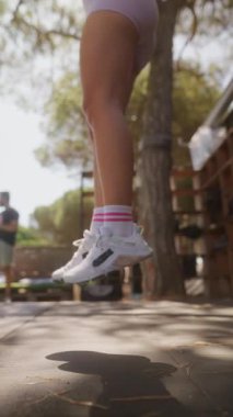 Güneşli bir açık havada, atlama halatı rutinini yakalamak, atletizm gösterisi..