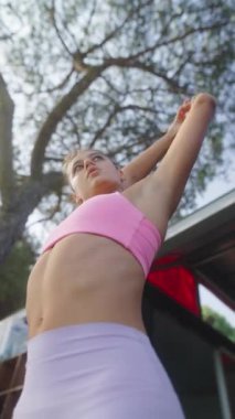 Açık havada dans eden genç bir kadın çevresindeki uygunluk ve doğanın uyumunu çok güzel bir şekilde sergiliyor.