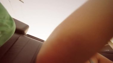 Eğlence ve özgürlüğün tadını çıkarın. Üstü açık, kucaklayıcı yaz atmosferleri ve maceralı anlarda dolaşın.