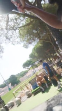 Dikkate değer gücünü ve dayanıklılığını derinlemesine araştırın. Canlandırıcı bir açık hava çaydanlığı egzersizinden elde edilen dayanıklılık.