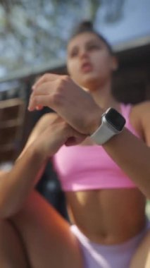 Şık spor kıyafetleri içinde aktif gençlik anları zindeliklerini ve azim ruhlarını yansıtır.