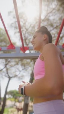 Canlı ve dinamik bir egzersiz sahnesi açık hava parkı spor salonunda kararlı bir sporcunun sıkı antrenman yaptığını gösteriyor.