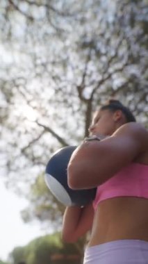 Aydınlık ve güneşli bir ortamda atletizm ve canlılığı gözler önüne seren çekici bir açık hava egzersizi.