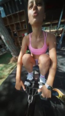 Genç bir kız coşkuyla spor yapıyor. Formunda olağanüstü bir kararlılık gösteriyor.