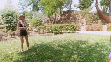 Güzel ve güneşli bir günde, arkadaşlar yemyeşil bir park ortamında çeşitli eğlenceli aktivitelerle meşgul olurlar.