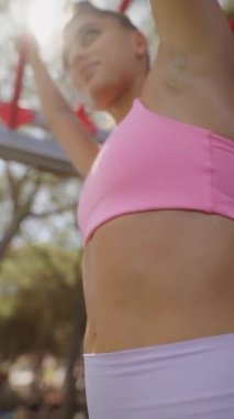 Formda bir birey, açık hava ekipmanları, atletizm ve odaklanma üzerinde güç egzersizleri yapıyor..