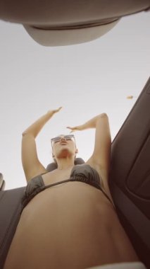 Açık bir çatı gezintisi yaparken ve etrafındaki rahatlatıcı titreşimlerin tadını çıkarırken yazın kaygısız ruhunun tadını çıkar.