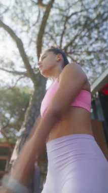 Doğada hem güç hem de canlılık gösteren dinamik bir doğa egzersizinin özünü yakalayın.