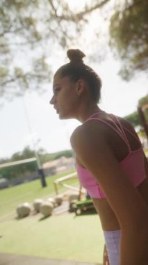 Genç bir kadın dışarıda spor yapıyor, doğa ile çevrili aktif bir yaşam tarzını kucaklıyor..