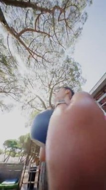 Hareketli bir dinamik egzersiz sahnesi ağırlıklar ve çeşitli fitness aktiviteleri serin bir çam ağacı ayarı altında