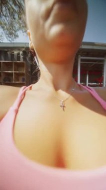 Canlı bir spor salonuna girişmek, canlı, enerjik ve sağlıklı bir yaşam tarzı sergilemek.