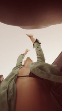 Neşenin ve özgürlüğün tasasız anı, açık gökyüzünün altında mutlulukla dolu bir macera sergiliyor.