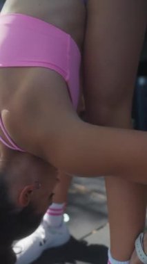 Çekici antreman anları, yoğun atletik odaklanma, esnekliğe bağlılık ve dayanıklılık.