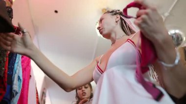 Canlı renklerin ve eşsiz stillerin eğlenceli bir günü. Dostlar olarak neşeli bir butikte farklı kıyafetleri zevkle keşfediyoruz.