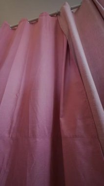 Zarif ve şık bir elbise, yumuşak pembe tonlarla süslenmiş canlı ve şık bir odada zarif bir şekilde modellenir.