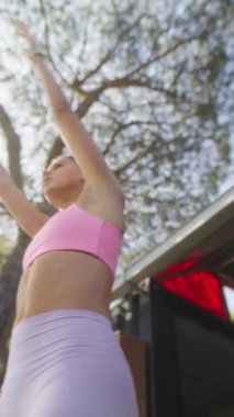 Formda bir birey zarif ve ferahlatıcı bir açık hava gösterisi sergiler, sağlığını tamamen kucaklar ve dikkatli bir hareket yapar.