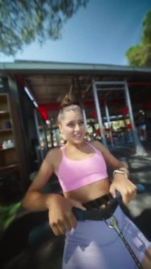 Yoğun bir eğitim seansı. Açık havada canlı bir spor salonunda başarılar ve kararlılık.