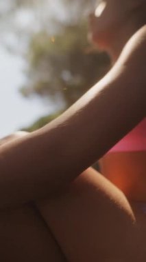 Neşeli, güneşli bir ortamda sükunetin özünü güzel bir şekilde yansıtan huzurlu bir an.