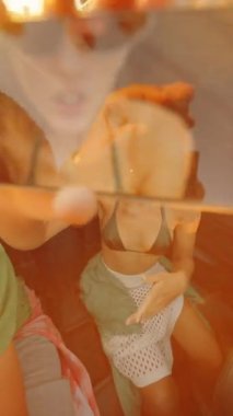 Üstü açık bir arabada arkadaşlarıyla kaygısız bir atmosferde neşeli anlar paylaşan yaz eğlencesinin canlı bir tasviri.