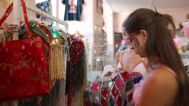 İki modaya uygun ve şık kadın, eşsiz kıyafetlerle dolu canlı ve renkli bir butiği keşfediyorlar.