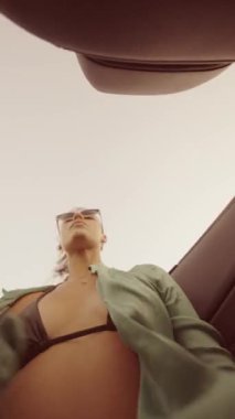 Sıcak güneşin tadını çıkararak, eğlenceli pozlar vererek ve şık bir kıyafetle hava atarak geçirilen hoş ve kaygısız bir an.