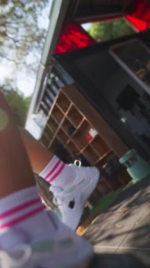 Gün ışığı altında canlı bir atletizm gösterisi, canlı bir ortamda hareketlilik ve zindelik..