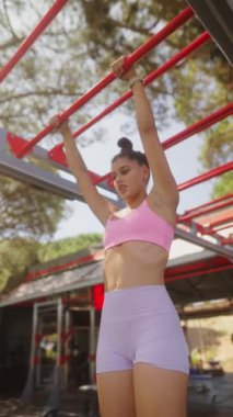 Etkileyici bir fitness rutini. Canlı bir açık hava ortamında güç gösterisi eğitimi. Sağlık ve refahı teşvik ediyor.