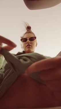 Yazın neşeli ruhunu canlı araba titreşimleri, tasasız moda ve önümüzde sonsuz eğlence maceralarıyla yakala.