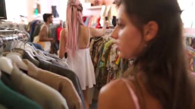 İki arkadaş, eşsiz giysi ve aksesuarlarla dolu bir vintage mağazasını keşfetmek için maceraya atılırlar.